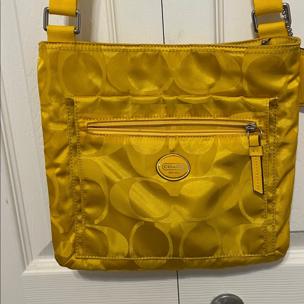 Coach Yellow Crossbody Bag. Never been used - Picture 2 of 8